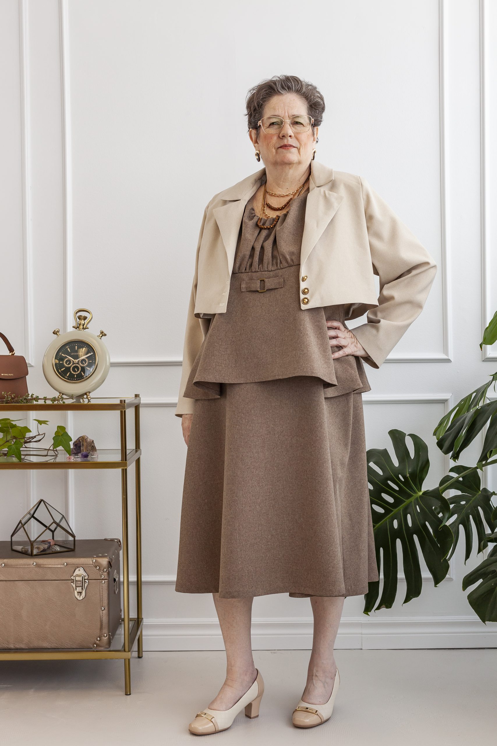 Robe_brune_veston_beige_face