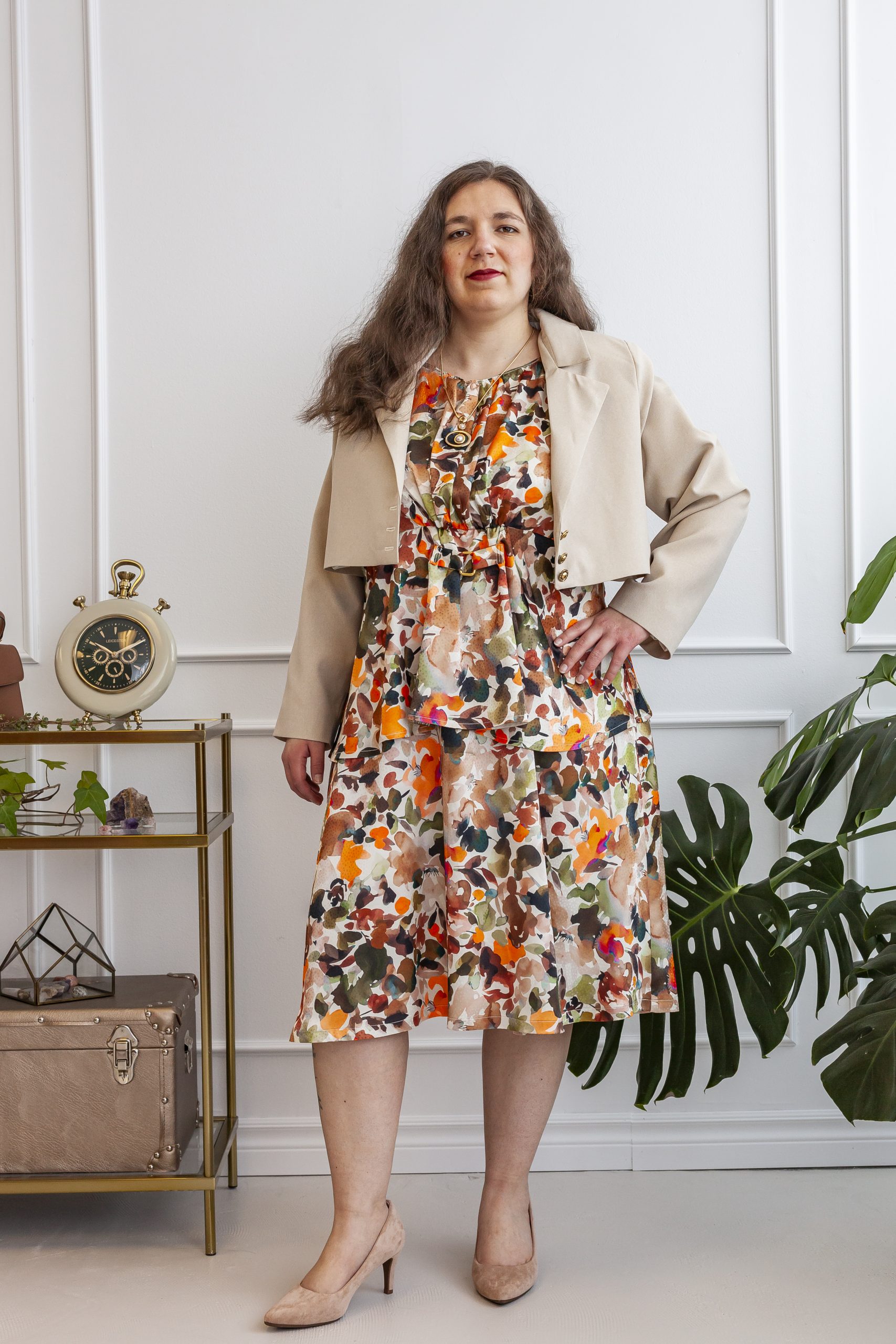 Robe_colorée_veston_beige_face