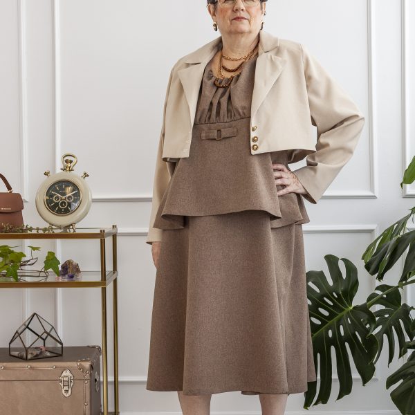 Robe_brune_veston_beige_face